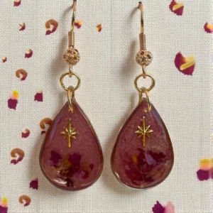 Boucles d’oreilles cabochon doré petit modèle contenant de vraies fleurs des champs roses et violettes, bijou délicat fait main en résine – création florale de L’Atelier d’Emy-Lys
