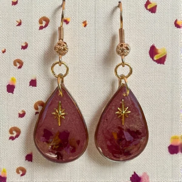 Boucles d’oreilles cabochon doré petit modèle contenant de vraies fleurs des champs roses et violettes, bijou délicat fait main en résine – création florale de L’Atelier d’Emy-Lys