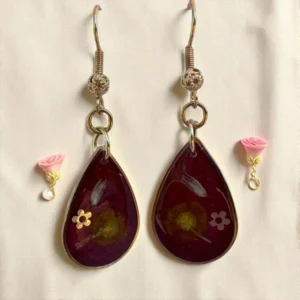 Boucles d’oreilles artisanales dorées avec inclusion de mimosa jaune et bruyère d’hiver dans résine, modèle cabochon petit format – bijou floral fait main par L’Atelier d’Emy-Lys