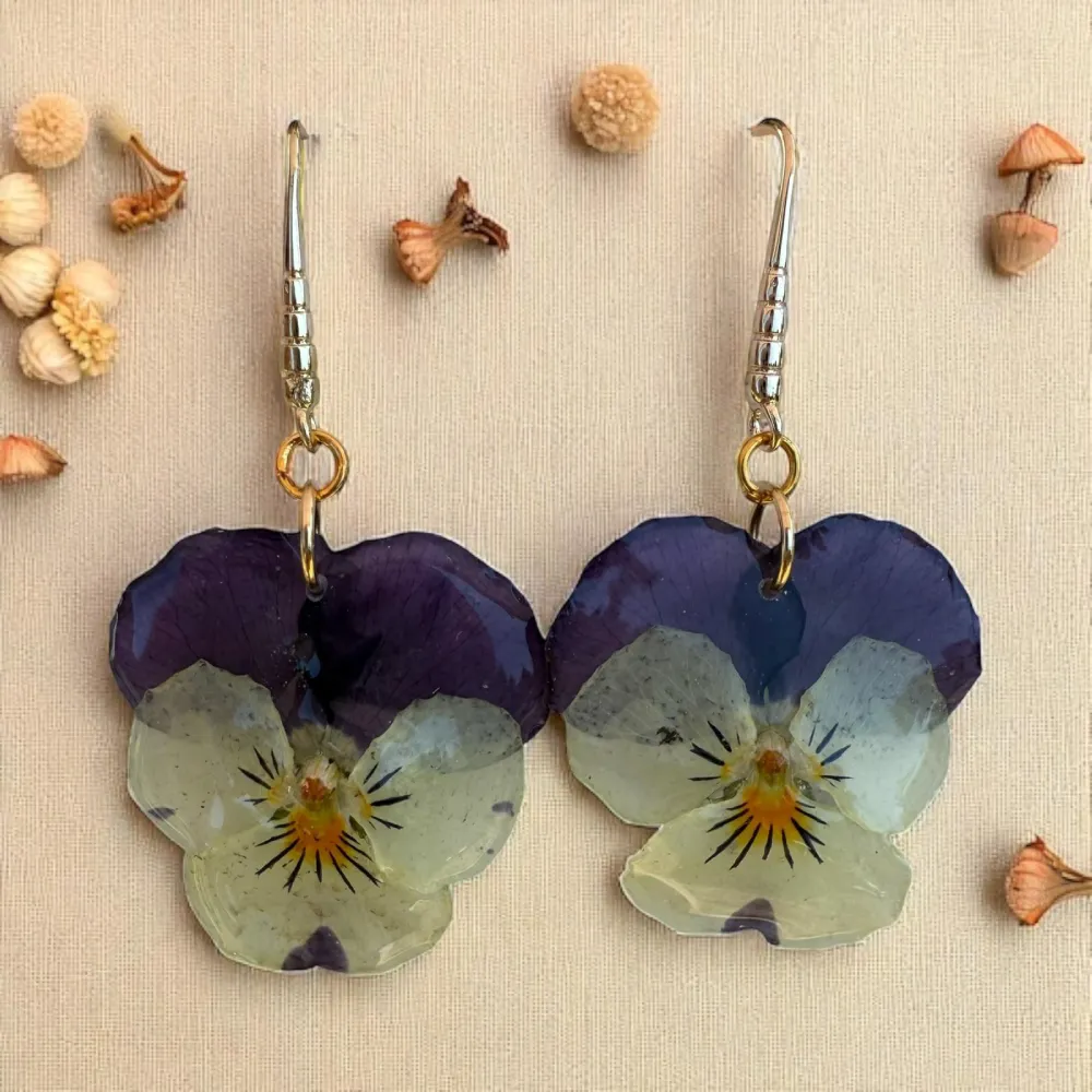 Boucles d’oreilles pendantes en pensées séchées violet et crème – bijou en fleurs naturelles fait main L’Atelier d’Emy‑Lys