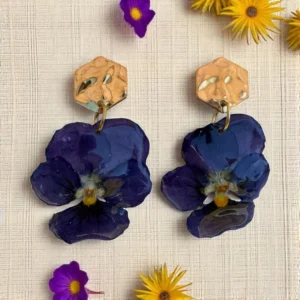 Paire de boucles d’oreilles florales faites main avec pensées violettes naturelles et clous dorés hexagonaux – bijou unique en résine