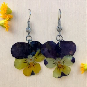 Boucles d’oreilles en vraies pensées séchées jaune, ivoire et violet, résine brillante, monture argentée, bijou fait main en fleurs naturelles