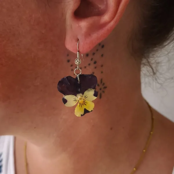 Boucle d’oreille pensée naturelle violette et blanche en résine brillante, monture dorée, bijou artisanal en fleurs séchées fait main en Corrèze