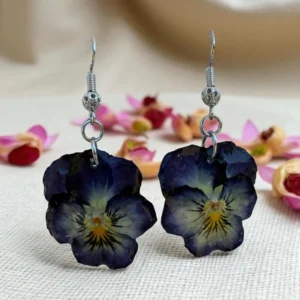 Boucles d’oreilles pensées bleu nuit et ivoire, en résine brillante et monture argentée, bijou floral artisanal en fleurs séchées