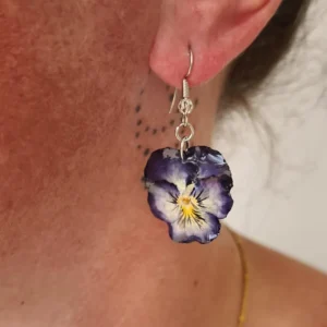Boucle d’oreille fleur pensée violette avec cœur jaune, bijou en fleur naturelle séchée et résine, fait main en Corrèze, monture argentée
