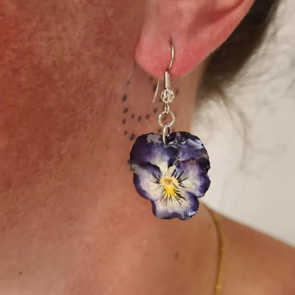 Boucle d’oreille fleur pensée violette avec cœur jaune, bijou en fleur naturelle séchée et résine, fait main en Corrèze, monture argentée