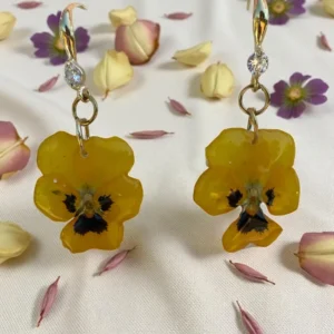 Boucles d’oreilles pensées jaunes en fleurs naturelles séchées, monture dorée avec strass, bijou fait main en résine, création artisanale en Corrèze