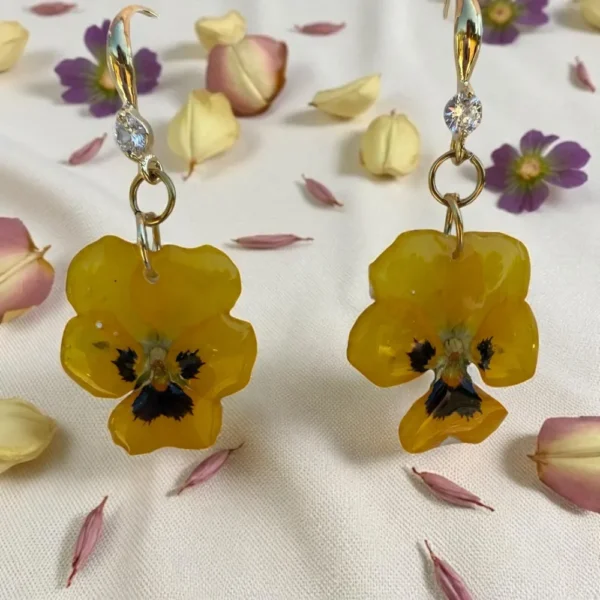 Boucles d’oreilles pensées jaunes en fleurs naturelles séchées, monture dorée avec strass, bijou fait main en résine, création artisanale en Corrèze