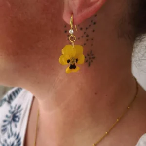 Boucle d’oreille pensée jaune en fleur naturelle séchée, monture dorée avec strass, bijou fait main en résine, création artisanale Corrèze