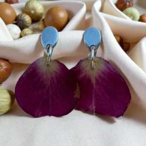 Boucles d’oreilles pétales de rose naturelle rose foncé, bijou artisanal en fleurs séchées stabilisées et résine, monture argentée brillante