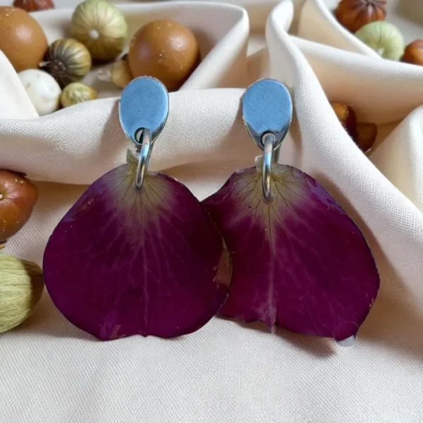 Boucles d’oreilles pétales de rose naturelle rose foncé, bijou artisanal en fleurs séchées stabilisées et résine, monture argentée brillante
