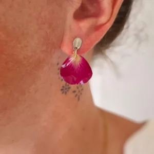 Boucle d’oreille en pétale de rose séchée rose fuchsia, bijou floral artisanal en résine brillante avec attache argentée contemporaine