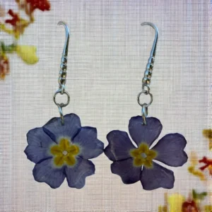 Boucles d’oreilles primevères violettes et jaunes, fleurs naturelles séchées en résine, monture argentée, bijou poétique fait main en Corrèze