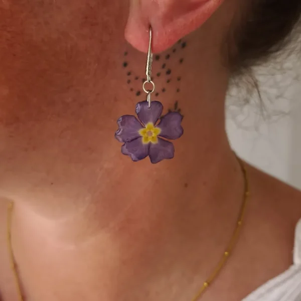 Boucle d’oreille fleur de primevère violette à cœur jaune, bijou floral fait main en résine et fleur séchée, monture argentée, création artisanale