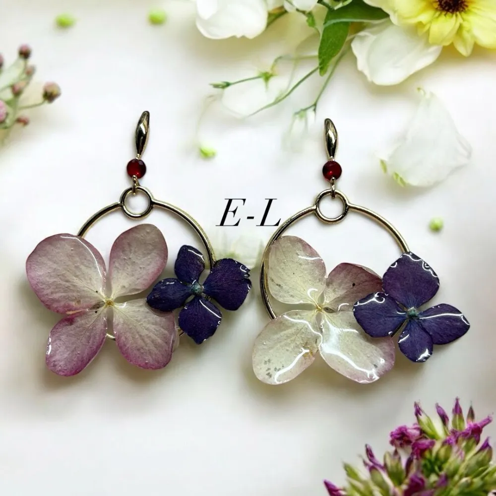 Boucles d’oreilles pendantes avec fleurs séchées d’hortensia violet et mauve – bijou artisanal en fleurs naturelles L’Atelier d’Emy‑Lys