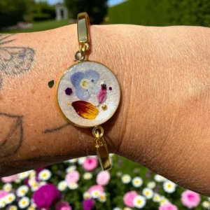 Bracelet semi‑rigide doré avec fleurs séchées de véronique sauvage, coreopsis et bruyère d’hiver – bijou floral unique L’Atelier d’Emy‑Lys