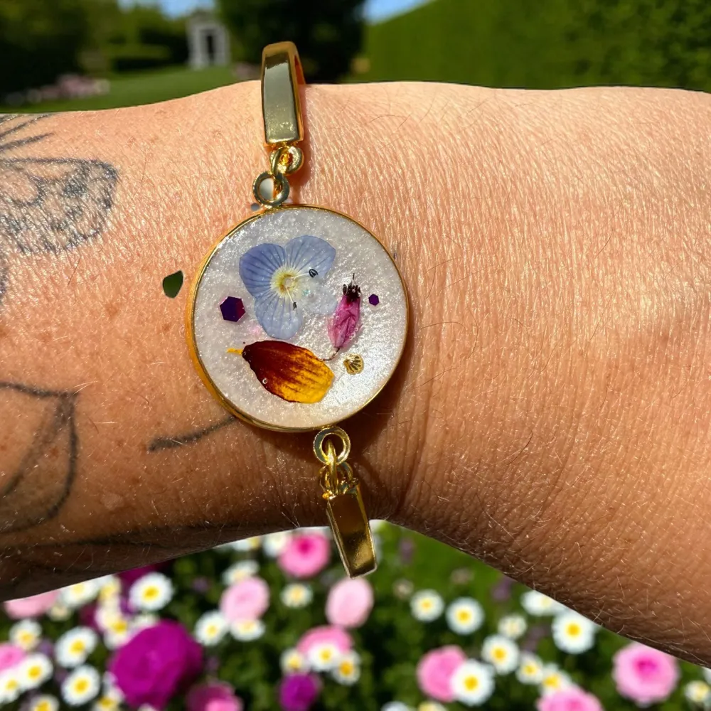 Bracelet semi‑rigide doré avec fleurs séchées de véronique sauvage, coreopsis et bruyère d’hiver – bijou floral unique L’Atelier d’Emy‑Lys