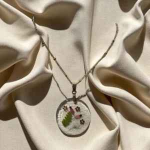 Collier cabochon argenté décoré de bruyère d’hiver et fougère séchées, bijou artisanal – L’Atelier d’Emy‑Lys
