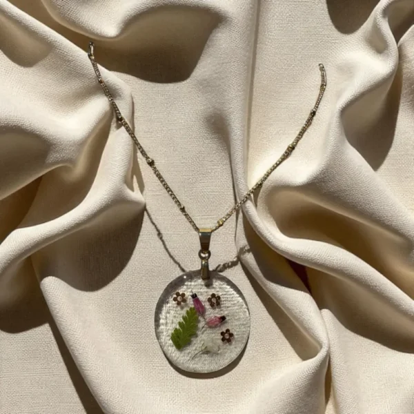 Collier cabochon argenté décoré de bruyère d’hiver et fougère séchées, bijou artisanal – L’Atelier d’Emy‑Lys