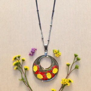 Collier cabochon argenté orné de pétales et fleurs séchées de bouton‑d’or – bijou artisanal en fleurs naturelles L’Atelier d’Emy‑Lys