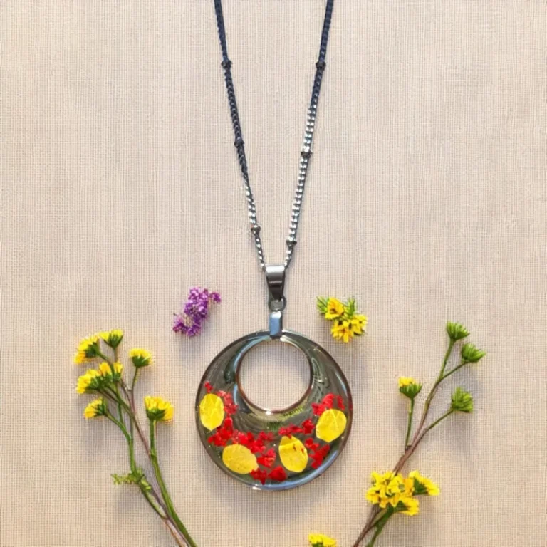 Collier cabochon argenté orné de pétales et fleurs séchées de bouton‑d’or – bijou artisanal en fleurs naturelles L’Atelier d’Emy‑Lys