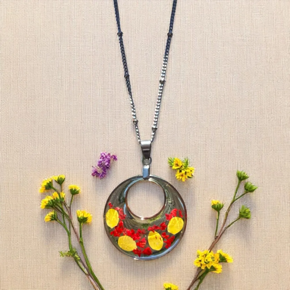 Collier cabochon argenté orné de pétales et fleurs séchées de bouton‑d’or – bijou artisanal en fleurs naturelles L’Atelier d’Emy‑Lys