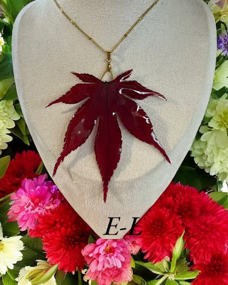 Collier doré orné d’une feuille d’érable rouge séchée – bijou floral unique fait main L’Atelier d’Emy‑Lys