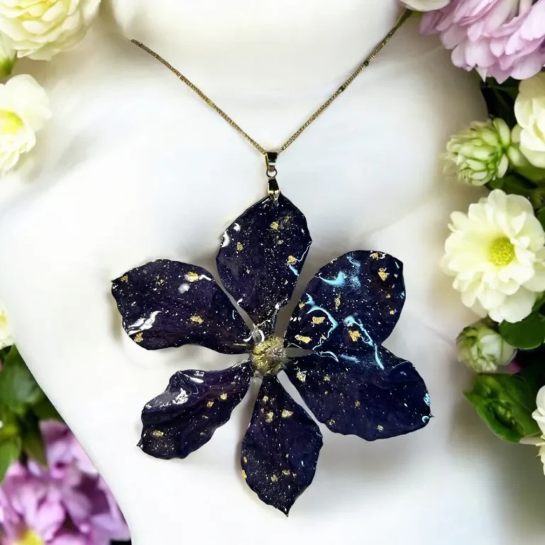 Collier doré avec fleur séchée bleu nuit et incrustations dorées – bijou fleuri artisanal L’Atelier d’Emy‑Lys