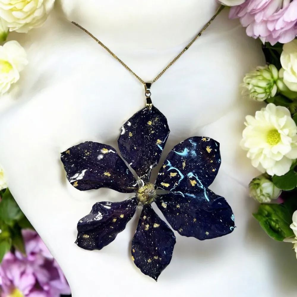 Collier doré avec fleur séchée bleu nuit et incrustations dorées – bijou fleuri artisanal L’Atelier d’Emy‑Lys
