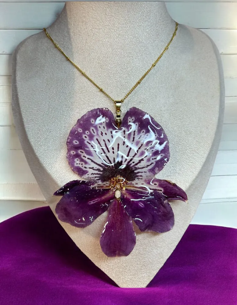 Collier doré orné d’une orchidée séchée violette et blanche – bijou floral artisanal unique L’Atelier d’Emy‑Lys