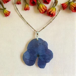 Collier argenté avec fleur d’hortensia bleue séchée – bijou artisanal en fleurs naturelles L’Atelier d’Emy‑Lys