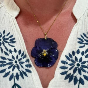 Collier doré porté avec pétale de clématite séché orné d’éclats d’or – bijou floral artisanal de L’Atelier d’Emy‑Lys