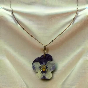 Collier pensée jaune et brune, fleur naturelle sublimée par la résine, bijou botanique unique signé L’Atelier d’Emy-Lys.