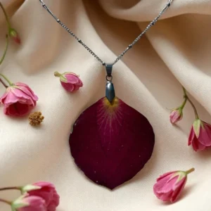 Collier artisanal avec pétale de rose naturelle, monture argentée et chaîne assortie, création florale unique fait main