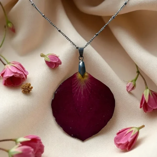Collier artisanal avec pétale de rose naturelle, monture argentée et chaîne assortie, création florale unique fait main
