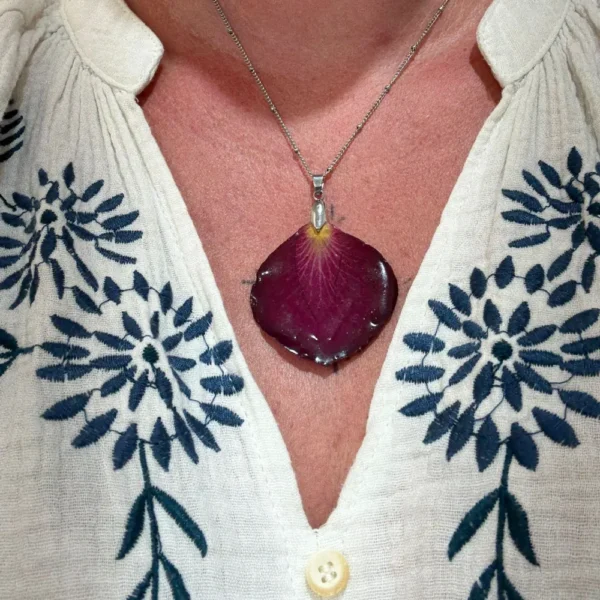 Collier argenté avec pétale de rose séchée rose foncé monté en pendentif simple, porté sur peau, bijou délicat L’Atelier d’Emy‑Lys