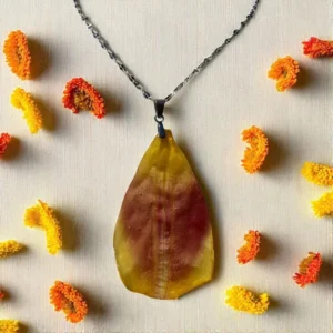 Collier pendentif en pétale de tulipe séchée aux nuances jaunes et bordeaux, bijou poétique monté sur chaîne argentée, fabrication artisanale française