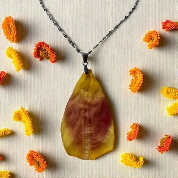 Collier pendentif en pétale de tulipe séchée aux nuances jaunes et bordeaux, bijou poétique monté sur chaîne argentée, fabrication artisanale française