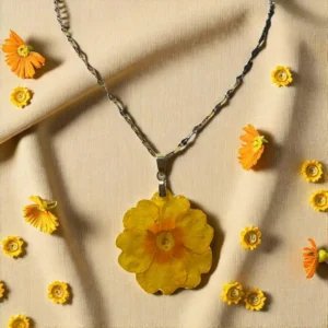 Collier doré orné d'une véritable fleur de primevère jaune, bijou floral fait main en résine, inspiration nature et élégance bohème