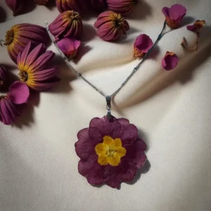 Collier argenté avec fleur de primevère naturelle violette et cœur jaune, pendentif résiné délicat fabriqué à la main en France