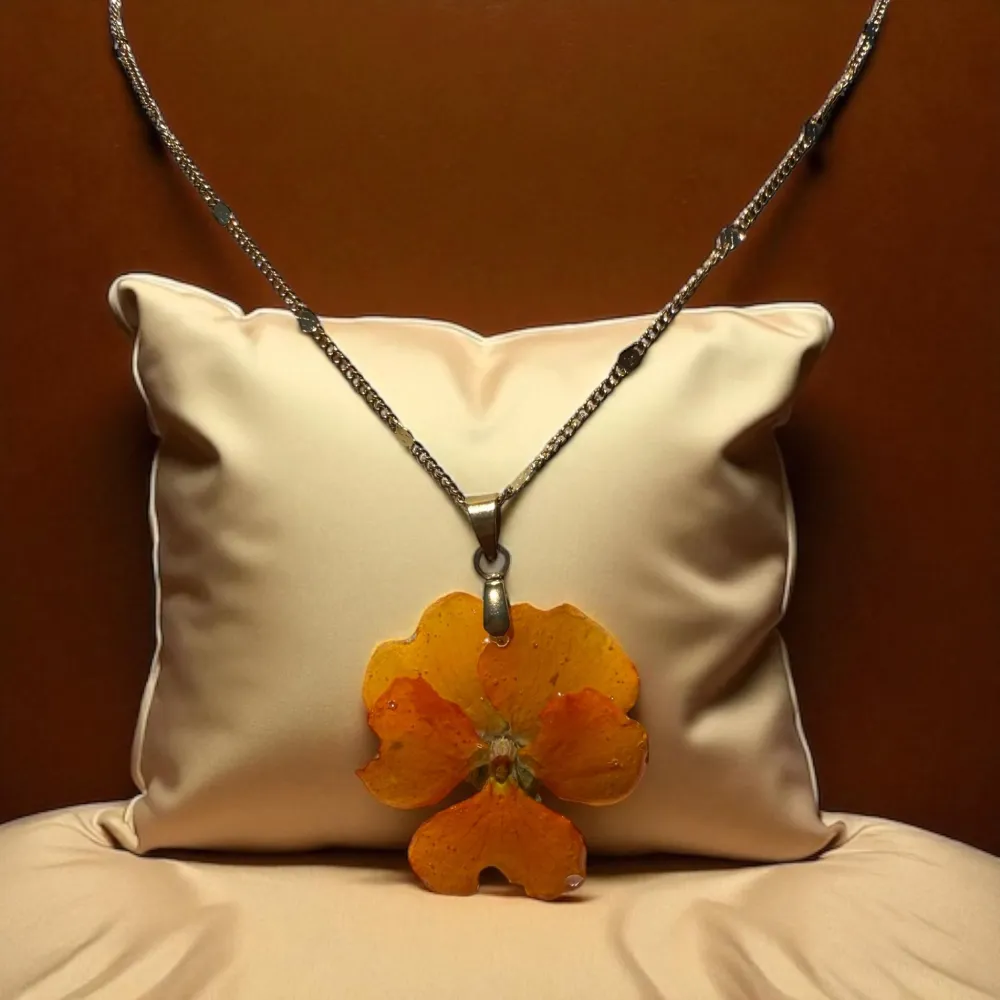 Collier argenté orné d’une fleur de pensée orange séchée – bijou artisanal floral unique L’Atelier d’Emy‑Lys