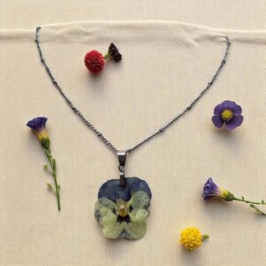 Collier argenté orné d’une pensée séchée bleu et crème – bijou artisanal en fleurs naturelles L’Atelier d’Emy‑Lys