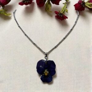 Collier argenté orné d’une pensée séchée bleu nuit – bijou artisanal unique L’Atelier d’Emy‑Lys