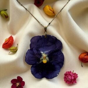 Collier argenté avec une pensée séchée bleu profond – bijou floral en fleurs naturelles L’Atelier d’Emy‑Lys