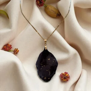 Collier doré orné d’un pétale de clématite séché avec éclats dorés, bijou artisanal unique – L’Atelier d’Emy‑Lys