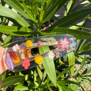 Pince à cheveux transparente décorée de mimosa, fleurs de cassis et coreopsis séchées – accessoire fleuri L’Atelier d’Emy‑Lys