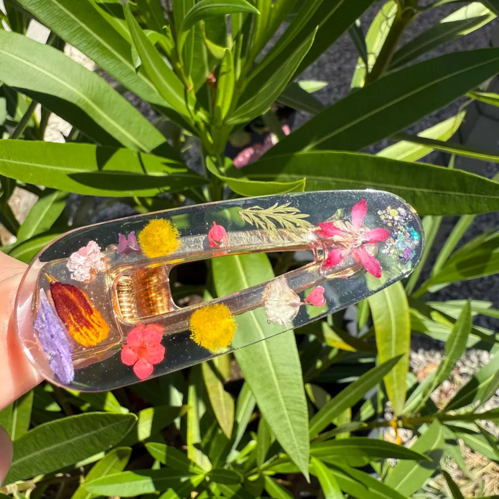 Pince à cheveux transparente décorée de mimosa, fleurs de cassis et coreopsis séchées – accessoire fleuri L’Atelier d’Emy‑Lys