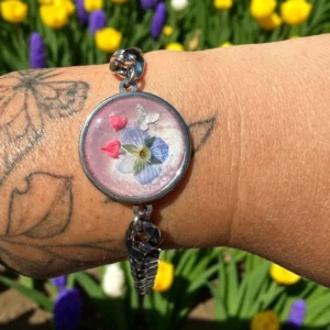 Bracelet argenté à maille moyenne avec cabochon rose clair, fleur de véronique sauvage et boutons floraux séchés, bijou artisanal fait main