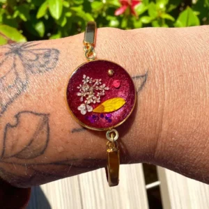 Bracelet doré demi-rigide ajustable, cabochon bordeaux avec pétale de ficaire et fleur de cerfeuil sauvage, bijou naturel en résine fait main