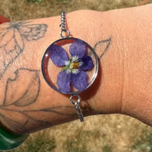 Bracelet argenté fin avec attache coulissante, cabochon en résine et fleur violette naturelle séchée, bijou végétal artisanal